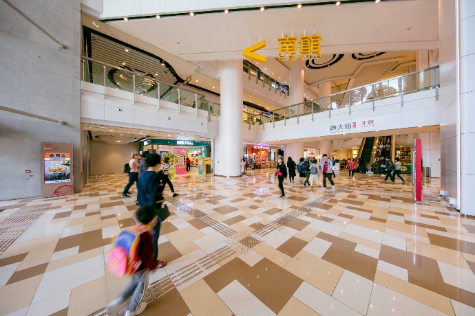 <p>香港中文大学最新调查结果发现，光顾实体店消费仍然是港人偏好的购物方式。</p>
